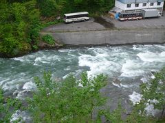 2006年6月8日(木)7時、層雲峡朝陽リゾートホテルの部屋で目覚めて、窓外の石狩川を眺める。
前日、層雲峡に入ったところでネズミ捕りにかかり、速度違反で切符を切られた。北海道で本州と同じような速度制限というのは間違っている。見通しよく信号もなく、人も歩いていない広い道でなぜ40km/h制限なのか？