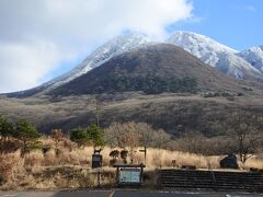 くじゅう登山口でバスを降りて宿まで歩きました。息子たちは今頃どのあたりを歩いているのでしょうか。真っ白だけど大丈夫かしら。