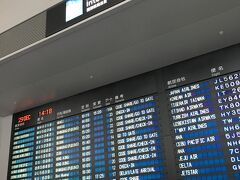 朝起きたら名古屋は初積雪、ただ、自宅を昼前に出発なのでその頃にはほぼ跡形もなく問題ありません。
常滑国際空港国際線出発保安検査場、年末年始にしては思いの外空いていました。