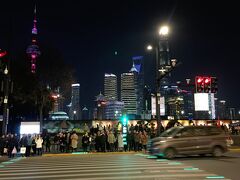 中山東一路の横断歩道までやって来ると目の前に高層ビル群の夜景が目に飛び込んで来ます。
今回はあくまでもトランジット観光なので、この景色が観られれば良し！
これで最低限の目的は達成です！