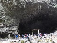 川沿いをしばらく歩いて天照大神が天岩戸に閉じこもってしまったときに神々が会議をしたといわれている天安河原に行ってみました。