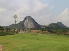 【CHEE CHAN Golf Resort】初回プレー
パワースポット/ワット・カオ　シーチャンがいろんな角度で、
コースから見えました。