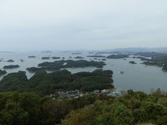 　九十九島は佐世保市、平戸市にかけての北松浦半島西岸に連なるリアス式海岸の群島です。全域が西海国立公園に指定されています。
