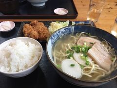 識名園から車で少し行った住宅街にある　食堂ざっくばらん　でランチ

地元の人がもっぱら利用するお店ですが、お値段も手頃でボリュームたっぷりでした。

やっぱり〆は沖縄そば