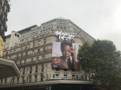 モンマルトルからまた路線バスに乗って９区に戻ってきました。今日はちゃんとしたお土産を買います。
ホテル近くのギャラリーラファイエット。もう何度か利用しています。左岸にあるもう一つのデパート、ボンマルシェにも行きましたが、あちらの方がちょっとセレブでお洒落な感じでしたね。
パリではデパートに入る時もバッグの中を入口で見せて簡単なセキュリティチェックを受けます。テロの影響でしょうか。