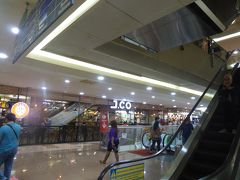 部屋に戻らずそのままマンガドゥアスクエアをぶらぶら。

大型スーパーのカルフールも入っています。