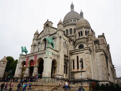 中心地から路線バスに乗って、パリの中では北の方に位置するモンマルトルの丘に建つサクレクール寺院にやってきました。今ではエッフェル塔と並ぶランドマークとなっているけれど案外歴史は新しく、元々は普仏戦争とパリ・コミューンによる戦没者慰霊ために19世紀後半から建設が始まったのだそうです。

今回の旅では、移動にはナヴィゴを使って主に路線バスを利用しました。パリと言えばメトロ！…も乗り放題ですが周りの景色が見られるバスの方が私たちには便利でした。Googleマップで現在地から目的地までの経路を選び、オプションをバスにすることで、近くのどのバス停から何番のバスに乗れば良いか表示されるので大変便利でした。