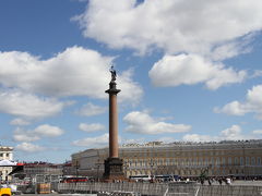 宮殿広場とアレクサンドルの円柱。
宮殿広場はエルミタージュ美術館と旧参謀本部に囲まれた広い広場です。
血の日曜日事件（1905年）や十月革命（1917年）など歴史的事件が起こった場所として知られています。
一方アレクサンドルの円柱はナポレオン戦争の勝利を記念して建てられた記念碑で1834年に建てられました。高さは47.5メートルで重さは600トン、花崗岩の一枚岩で造られました。
この巨大な柱を2千人の兵士と300人の労働者でわずか2時間で建てたとのことですが、果たしてそんなことができたのでしょうか？
どのように建てたか記録は残っていません。当時は600トンの重さを釣り上げるクレーンなど無い時代です。エジプトのオベリスクを建てたときのような工法が考えられますがこの円柱には台座があります。その台座の上に据えて付けられているのでさらに難しくなります。
いまだどのように建てたか分かっていません。帝政ロシア時代の土木技術恐るべしです。