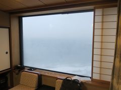観光もそこそこに輪島の温泉旅館「輪島温泉 八汐」に入ります。部屋の窓からは寒々とした日本海が目の前に見えます。