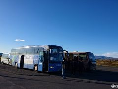 今回参加するのは、Reykjavik Sightseeing社のクラシック・ゴールデンサークル・ツアー。
ベルトラで申し込み、お値段はホテルからの送迎込みで6,980クローナ（≒6,500円）でした。
アイスランドの物価を考慮すると、破格的な安さです。

ツアーでまず最初に向かうのはシンクヴェトリル国立公園。
ユーラシアプレートと北アメリカプレートの間の「広がる境界」を実際に体感できる、地球上でも非常に珍しい場所です。

写真左の青いバスが、ツアーのバスです。