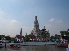 超メジャーな観光スポット、ワットアルン。さすが絵になる。