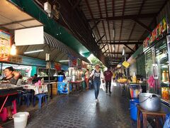 で、なんやかんやでウォンウィアン・ヤイ駅。ホームで出迎えてくれたのはタイ人女性のオンさん。去年5月にアテンドしてもらって以来、８ヵ月ぶりの再会。ここからは高円寺のミュージシャンと３人旅！