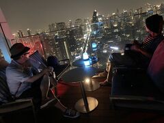 さて、ところ変わってバンコク中心部へ。オンさんお薦めの夜景が楽しめるというルーフトップバーへ。こういうバーに来るのはタイ訪問10回目にして初めて。トンロー駅近くのマリオットホテルにあるOctave Rooftop Lounge & Bar。