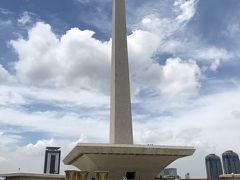 5分ほど歩くと広場の中心に建つモナスに辿り着きます。
モナスとはインドネシアの独立を記念してスカルノ大統領が指示して1975年に完成した独立記念塔になります。
内部は展望台と地下が歴史博物館になっていて恐らくジャカルタ市内最大の観光地では？
私的には外観がきっちり抑えられておけばOKという事で。