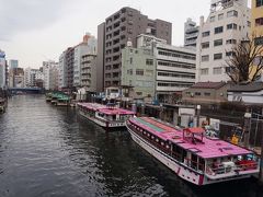 　神田川には屋形船。