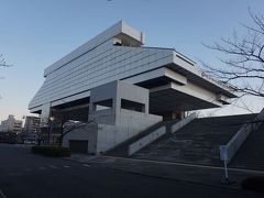 　久留米の誇る建築家・菊竹清訓設計の江戸東京博物館。一度来てみたいと思いつつ、なかなか足が向いていません。
　ようやく来れたけど、今回は中に入る時間的な余裕はなし。
