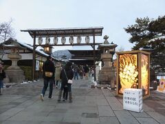 ひたすらバス移動でもう夕方。
次に向かった先はこちら。

「善光寺」