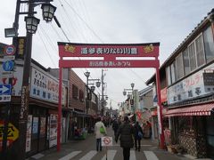 豊川稲荷の商店街を。