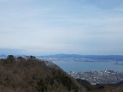 比叡山を堪能して、お山を降りてきました。
バスから見える琵琶湖。
琵琶湖は関西の宝ですよ