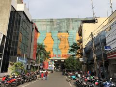 1番のランドマークだろうBLOK Mスクエアを目指して歩いていくと周りには日本語の看板のお店がたくさん。
この辺り一帯は夜になると雰囲気を一変させて歓楽街になるそうな。
そしてBLOK Mスクエアへ。
中に入ってみるとお店は色々多いものの、それ程見るものは少ないかな？と言った印象。
とここで1つの懸念材料が。
『ルピアがちょっとギリギリ？』
明日タクシーで空港に向かう分を現金で払うとしてこれから使う分を考えるとちょっと微妙。
