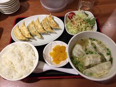 夕飯は東武百貨店8Fに入っている「健太餃子」へ。焼き餃子とスープ餃子の定食980円。にんにく利いていて美味しかった。