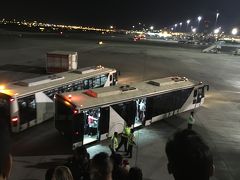 ドバイ空港に到着し、バスで移動