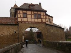 　１４世紀に建てられた市門で、よく保存された関税と見張り小屋が付いています。
