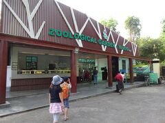 昨日の左腕の傷は痛むけど、とりあえず観光開始。まずはタクシーでヤンゴン動物園へ。
入場料金は大人3000チャット、2000チャット。これは外国人料金。ミャンマーの人はもっと安い。