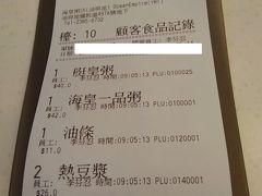 朝食は油麻地駅近くの「海皇粥店」で２回。お粥の写真取り忘れてレシートのみです。ホテルから近いお粥のお店というだけで選んだのですが、人気店のようで少し並びました。地元の方が半分、観光客が半分。相席です。メニューを指さしてオーダーです。お粥の器が大きい。熱々で少し冷ましながら、味付けも薄いので、テーブル調味料で味を変えながら食べました。油條は少しですがお粥に入っていたので、別オーダーしなくても良かったかな、と思いました。お腹いっぱいになりますが、お粥なのでもたれたりせずいい感じです。熱豆漿は普通のカップに暖かい豆乳（無糖）が入っていました。小さな砂糖の袋が別についてきます。
壁を見ると美味しそうな炒飯のパネル！指さしてオーダーしようとしたのですが、「ノー」とのこと。朝のメニューにはないようです。メニューの写真と運ばれてきたお粥の見た目が違って（白粥？）戸惑いますが、具が下に沈んでいただけでした。