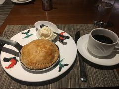 お茶：ペニンシュラ隣、YMCAロビーにあるモールカフェで夜景待ち。（http://www.ymcahk.org.hk/thesalisbury/en/restaurants/mall_cafe/index.html）コーヒーとアップルパイをいただきました。スキレットに乗っていてアツアツ、サクサク、甘さ控えめで２人でシェアしてちょうどいい大きさで、お腹も満足です。モーベンピックのアイスクリームもセットで付いています。