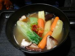 他に夜食でエビワンタンたっぷりの香港麺もホテル近くのお店で食べました。エビワンタン最高！麺は癖があるので「なれ」が必要かもしれませんね。私は美味しかったですが、家内はイマイチだったとのこと。写真は空港のプライオリティパスで入れるプラザプレミアムラウンジで食べたタンメンです。安定の美味しさですね。日本では最近みかけない小ぶりの青りんごがありました。見つけるとつい食べてしまいます。独特の甘酸っぱさが最高です。
ほとんどB級ばかりでしたが、香港ご飯美味しかったです。まだ食べてないものがありますねえ。ちまき、炒飯等々。B級ではありませんが、北京ダックも！また来たいです。

