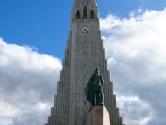 ロケットのような見た目のスタイリッシュな教会。
塔の高さは73mで、アイスランドで一番高い建造物です。

教会の前に立つ銅像は、アメリカ大陸を初めて「発見」したといわれるアイスランドの英雄レイフ・エリクソンで、
1930年にアルシングの一千周年を記念してアメリカから寄贈されたものだそうです。
