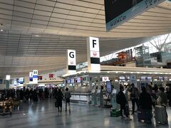 羽田空港から金浦空港へ行きます。
朝の羽田空港は予想以上に混んでました！
金曜日だったからかな。