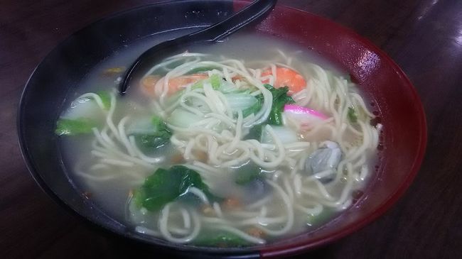 「じゃあ海鮮麺にしたら」とこれが出てきた。<br /><br />100元≒400円。<br /><br />お腹も満たされ宿に戻る。<br /><br />すると、途中、わかりやすい女性がたくさん立っていた。<br /><br />なるほど。<br /><br />ディープと言われる所以は、こうしたところにもあるのか。<br /><br /><br />さて、明日は何をしよう。<br />