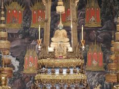 翡翠でできた仏像。建物の中では撮影禁止でした。