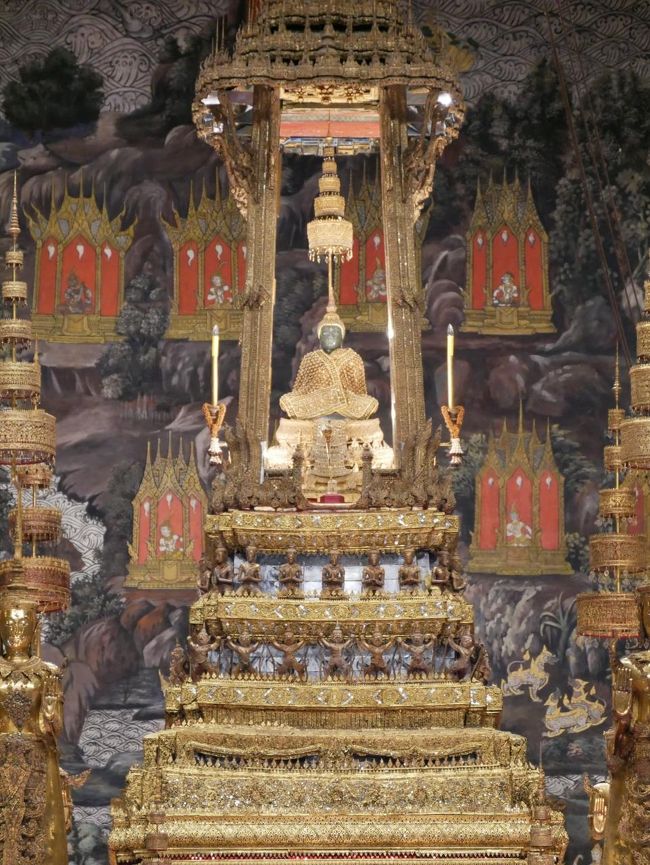 翡翠でできた仏像。建物の中では撮影禁止でした。