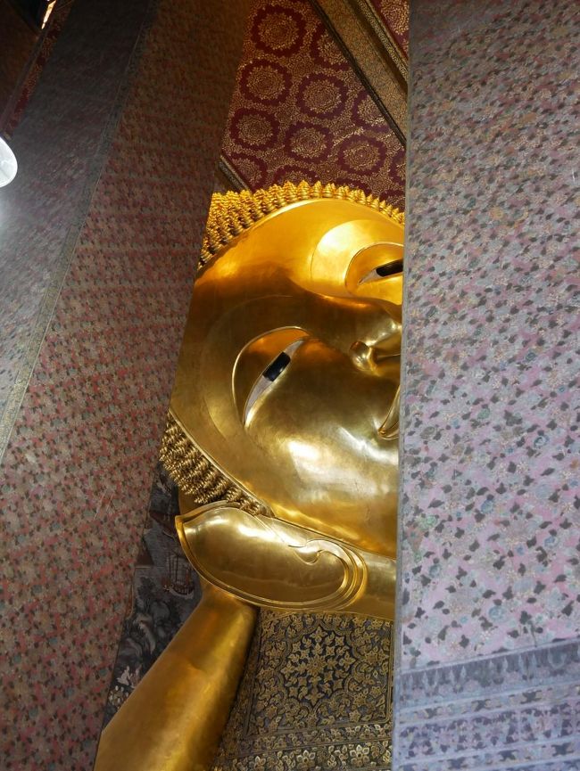 大きい涅槃像。敷地内には学校も。