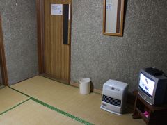 本日の宿、民宿ランプさんに到着です。
夏の北海道旅行に続いて２回目の宿泊。

6畳和室でファンヒーターとテレビ。