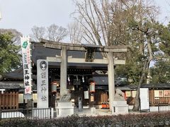 京都御所の西側、蛤御門の向かいに鎮座する護王神社
道を挟んで撮影
実は、刀剣めぐりをした1日目に車でここまで来ましたが、バスが2台停まっていて駐車場も満車で断念しました。
今日は、朝一番8：40にきました。