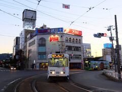 新千歳空港で予約していたレンタカーを拾い、函館までドライブ。
ホテルにチェックインしてから市内を散策します。
まずは八幡坂を見るため、路面電車で末広町まで移動しました。
路面電車に乗ると、一気に「函館に来た」感が増します。