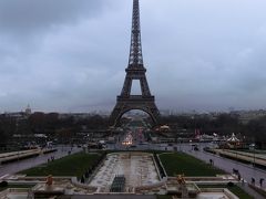シャルトルから列車に乗って、パリのモンパルナス駅に降りた私たち。
まだ17時ごろだったので、少しパリの市内観光をすることにした。

モンパルナスから地下鉄に乗り、トロカデロで下車する。
シャイヨー宮からエッフェル塔を眺める。
これぞ、パリ観光の定番。

日没が近い上に、小雨が降りだした。
 (ToT) 
