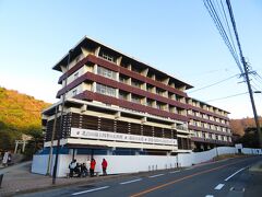 島鉄バスに乗って、雲仙温泉に着いた
でっかい旅館があるけど、よく見たら、囲いがあって、廃業してる。
けど、星野グループが買い取ったということや。
開業日は未定ということやけど、早く開業してほしいな。
開業すれば、地域活性化につながる