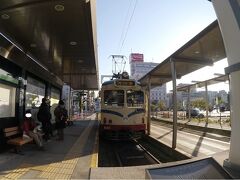 高知駅の目の前まで路面電車が乗り入れて来ます。

せっかくなので乗ってみましょう。