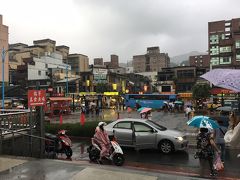 わ～、なんか見おぼえあるどんより雨の景色～～ｗ
 
でも幸いなことに、バスが九分に着いた頃には雨もどうにかあがって、前年の台風みたいな雨風には当たらずに済みました。