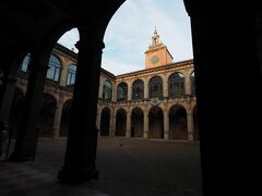 ヨーロッパ最古の大学のひとつといわれるボローニャ大学。1088年創立。
16世紀には、大学は、このアルキジンナージオ宮の部屋を使っていました。