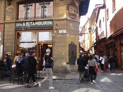 マッジョーレ広場のすぐ近くに、TAMBURINI。
ハム、ソーセージなど、有名なの食材店です。
