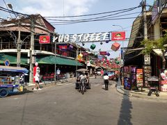 夜になるとにぎやかになるパブストリート。
昼間はまだ人がまばらです。