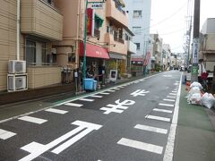 北千住で牛骨らぁ麺マタドールで昼飯にしようとやってきた。
店に着いたのは11時36分で店舗前には4名が並んでいた。営業は11時半からだから、もう店が開いているのか、まだなのか、最初はわからなかった。店についてしばらくして営業開始となった。