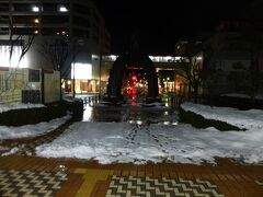 この日まで庄内地方には暴風警報が出ていたが、21時鶴岡駅前の雪は心配したほどではなかった。
