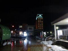 宿泊先のホテルルートイン鶴岡駅前はを鶴岡駅前から見る。至近距離だが、寒かった。